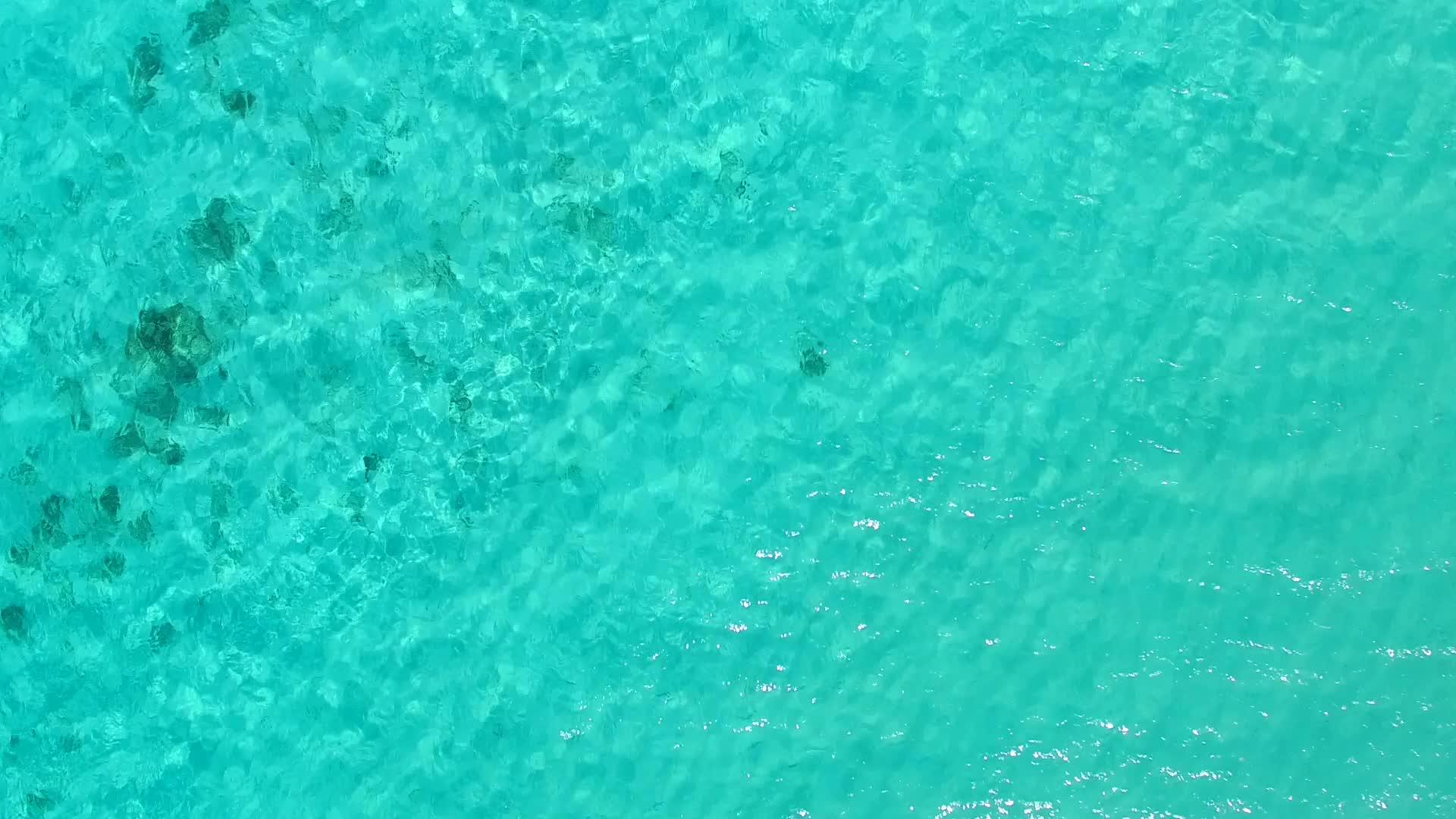 夏季旅游通过阳光下白沙底下的淡水放松在海滩之间休息视频的预览图