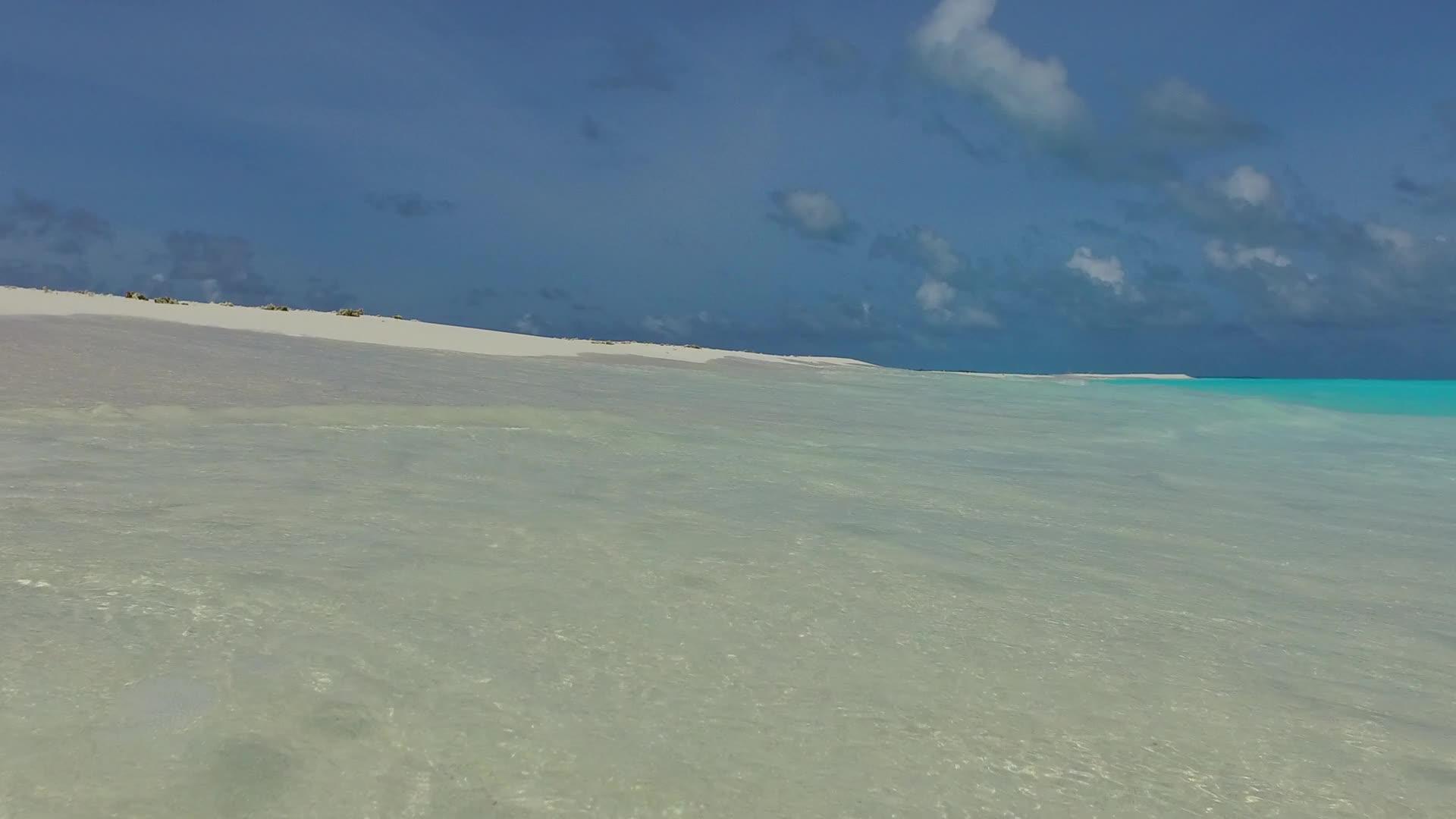 基于珊瑚礁附近的水水和清洁的沙滩背景视频的预览图