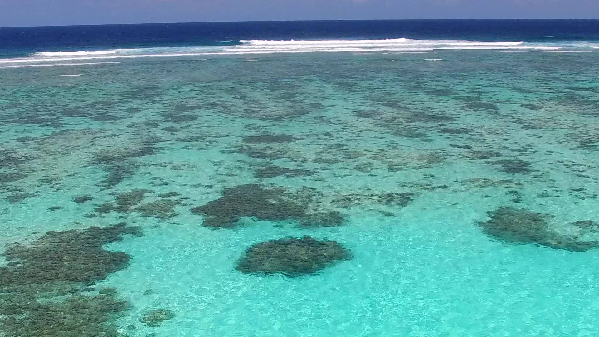 日出后蓝海以白沙为背景在蓝海中旅行探索平静的海滩视频的预览图