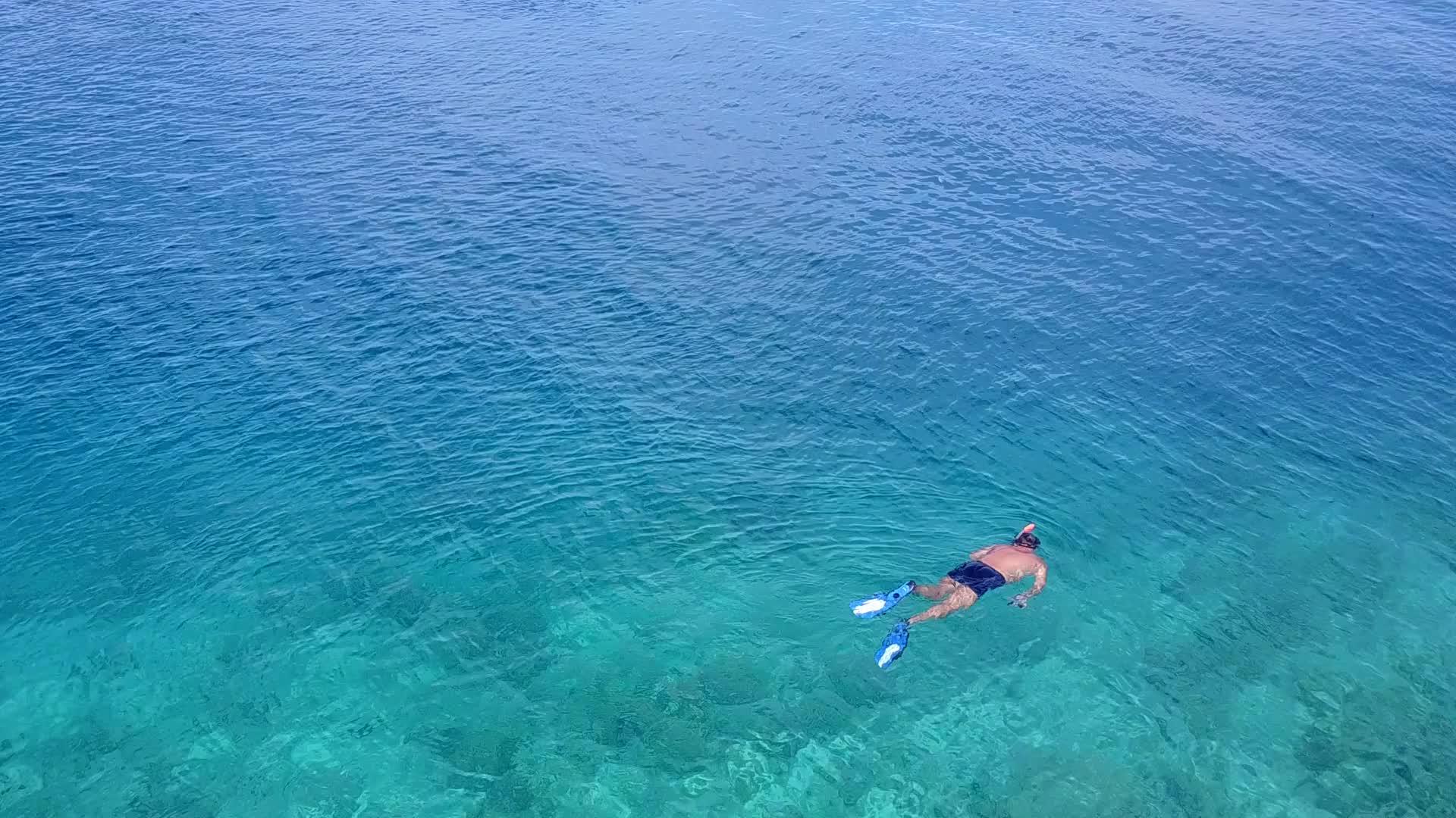 阳光明媚的天堂湾海滩假日旅行蓝色绿色的水和附近的波浪视频的预览图