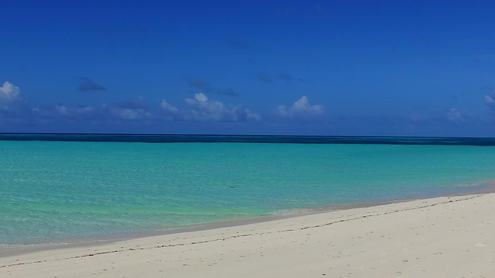 透明的大海和白沙背景在阳光下完美的海岸海滩度假阳光旅行视频的预览图