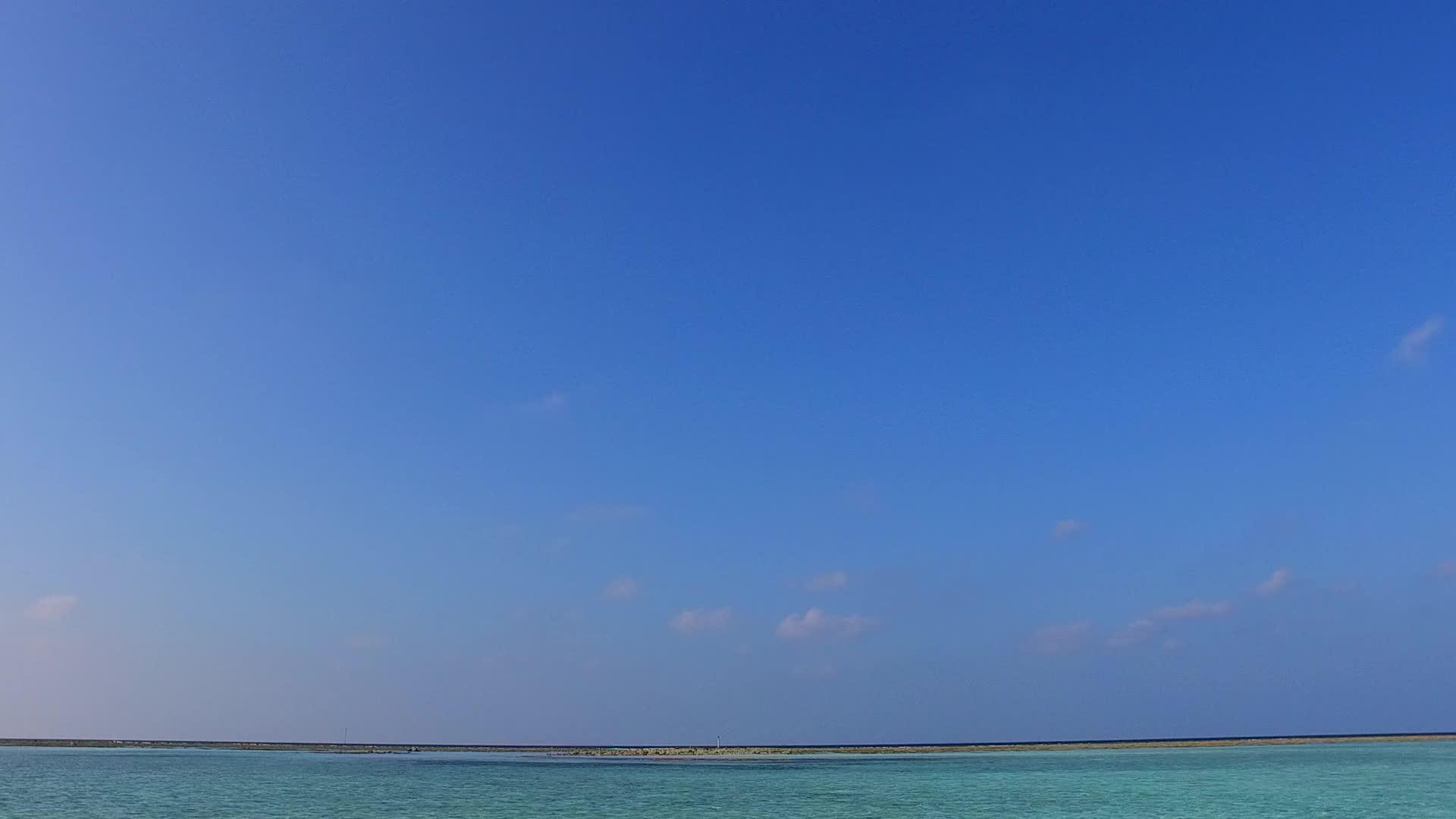 海洋旅游海滩探索蓝色水和接近冲浪的白色海滩空空视频的预览图