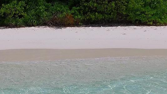 通过蓝海探索海滩冒险在白色的海面上珊瑚礁附近有白色的沙沙背景视频的预览图