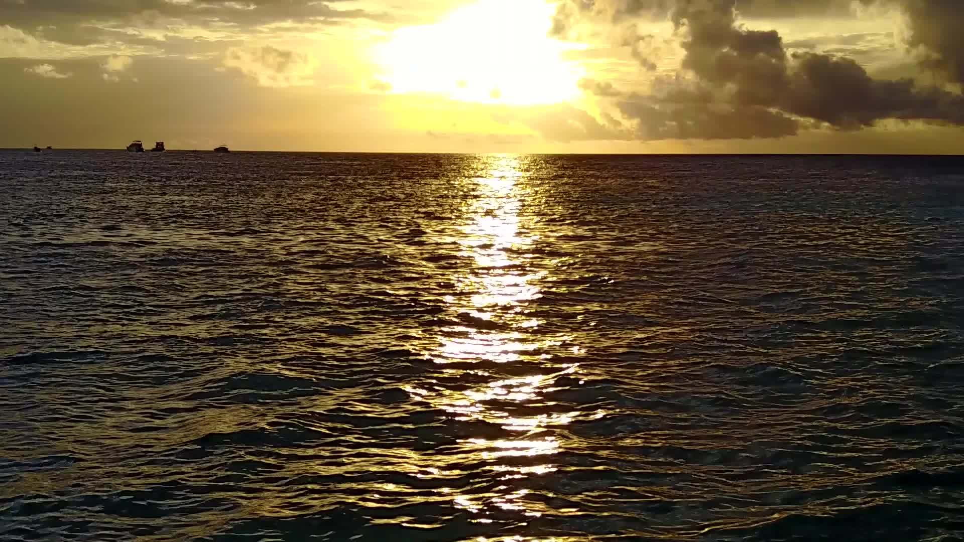 日出后蓝绿色的水和白色的沙子的背景是完美的沿海海滩的温暖海景视频的预览图