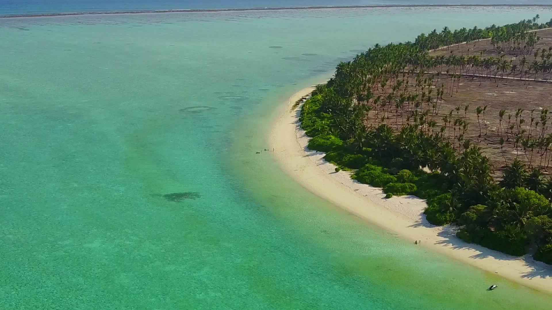 豪华旅游海滩日间旅行蓝海白沙背景靠近沙洲视频的预览图