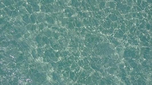 阳光明媚的热带海滨海滩探险应通过蓝色的水和接近冲浪的白沙视频的预览图
