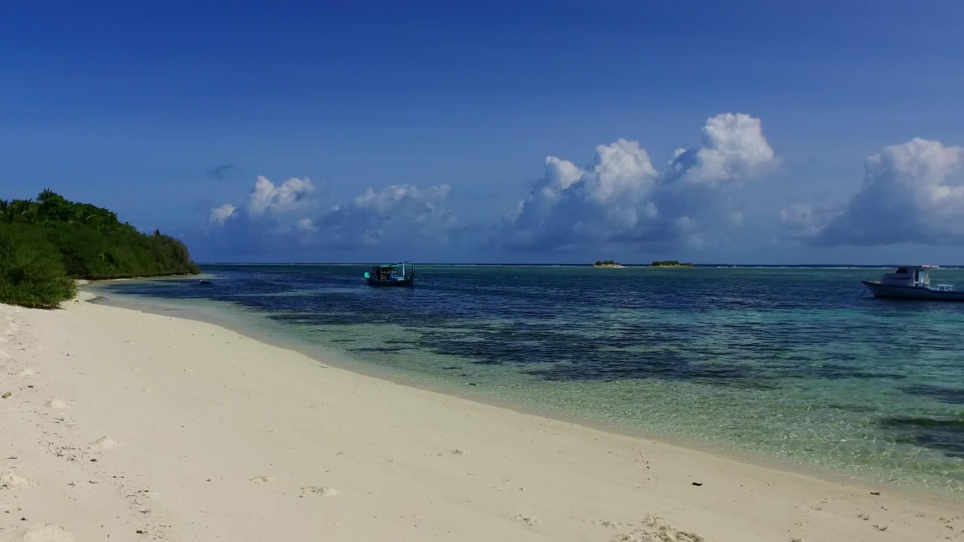 热带海岸海滩的浪漫风景是蓝海和日落前的浅沙背景视频的预览图