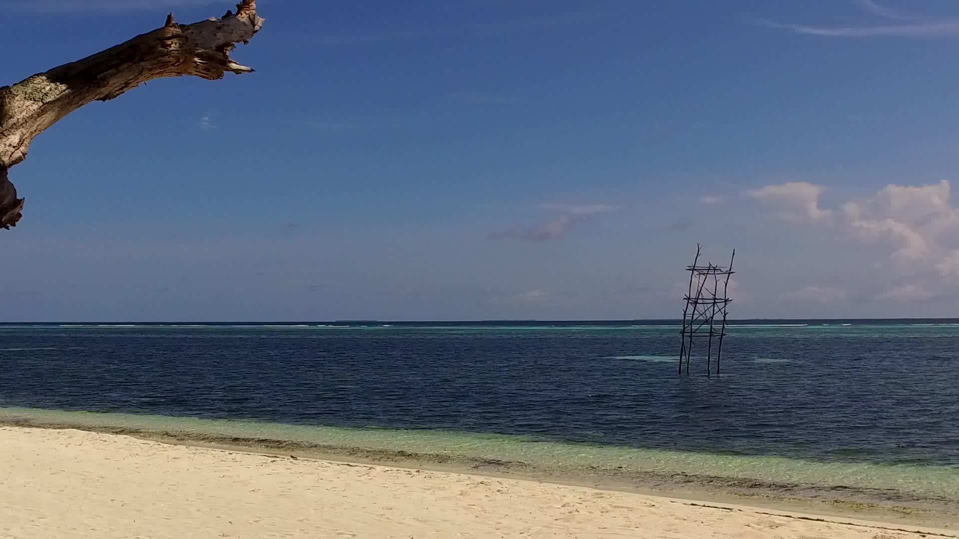 日落前以绿水和白沙为背景的海边旅游白天风平浪静视频的预览图