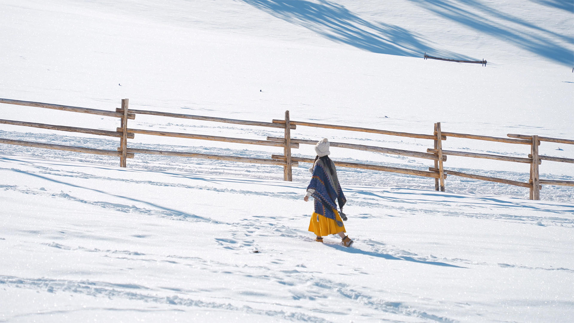 在雪地里漫步的4K少女视频的预览图
