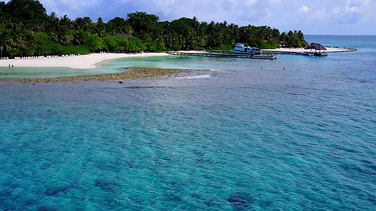 以棕榈蓝水和白沙为背景的热带岛屿海滩之旅视频的预览图