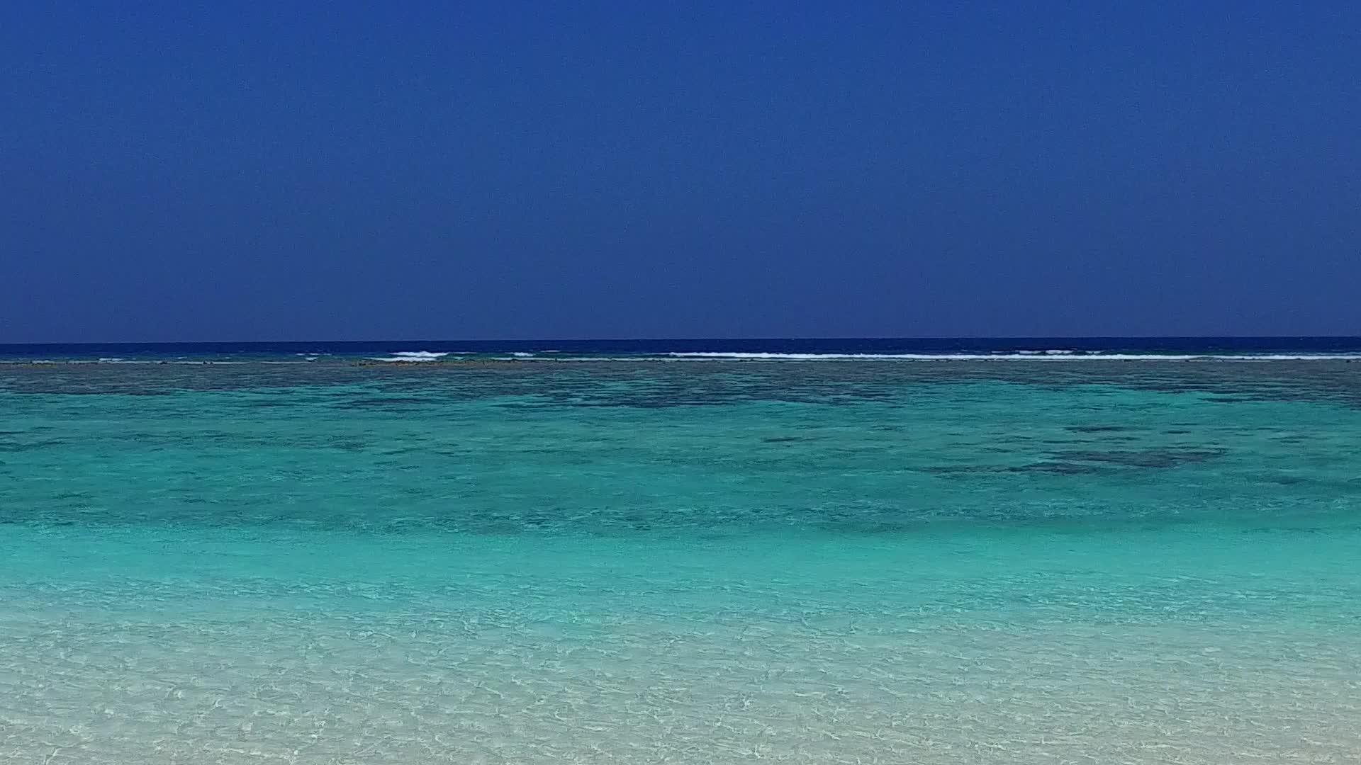 蓝水和度假村附近的白色沙滩视频的预览图