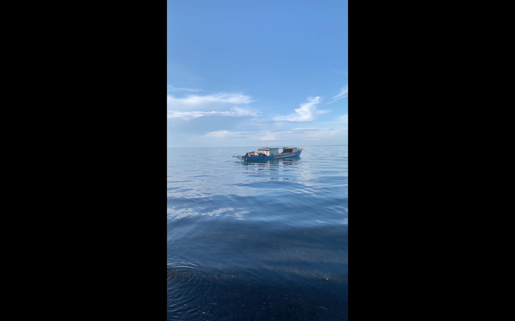 海边小船竖屏4k视频视频的预览图