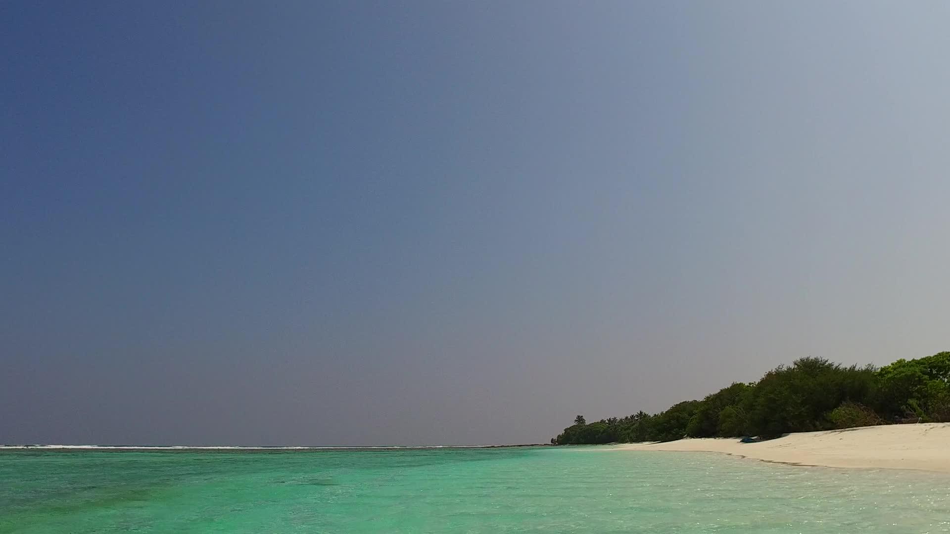 蓝色的海洋和海滩附近的白沙背景天堂环礁湖海滩节日夏视频的预览图