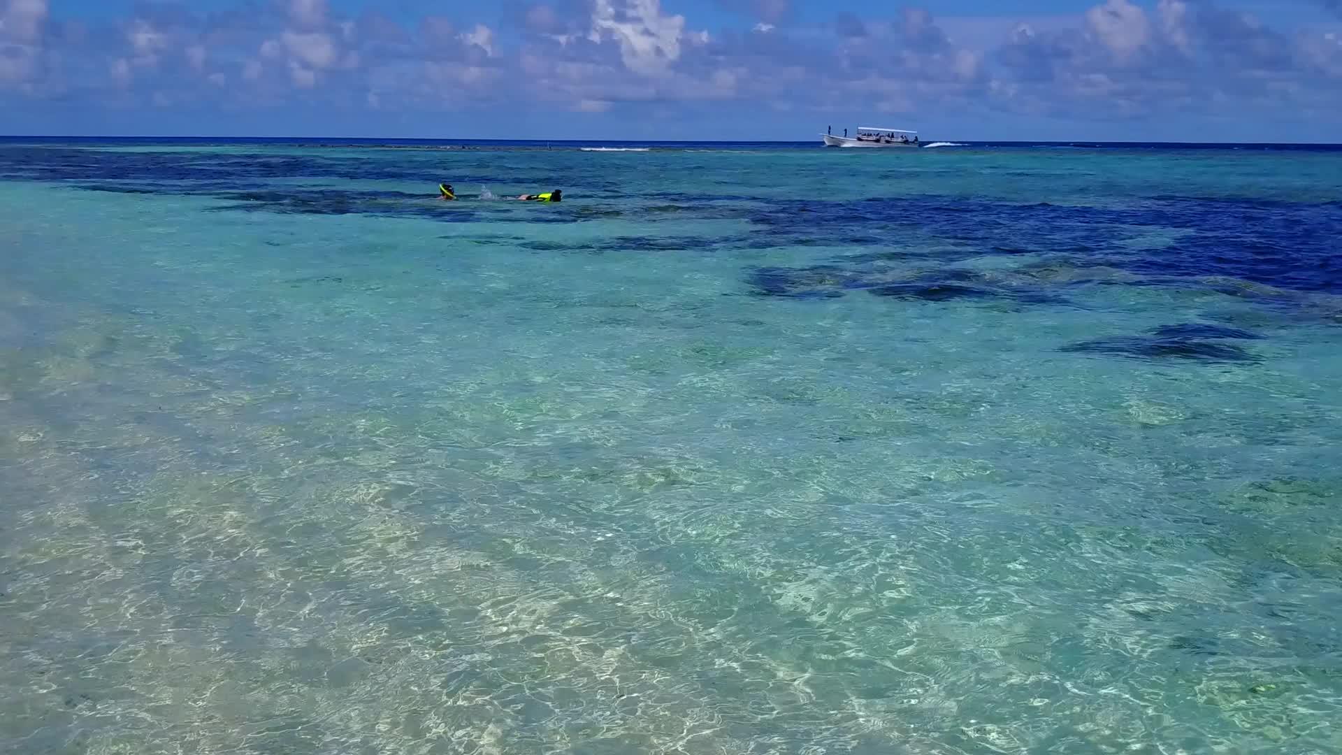 从海蓝水洋和珊瑚礁附近的白色和珊瑚礁附近的白色海滩视频的预览图