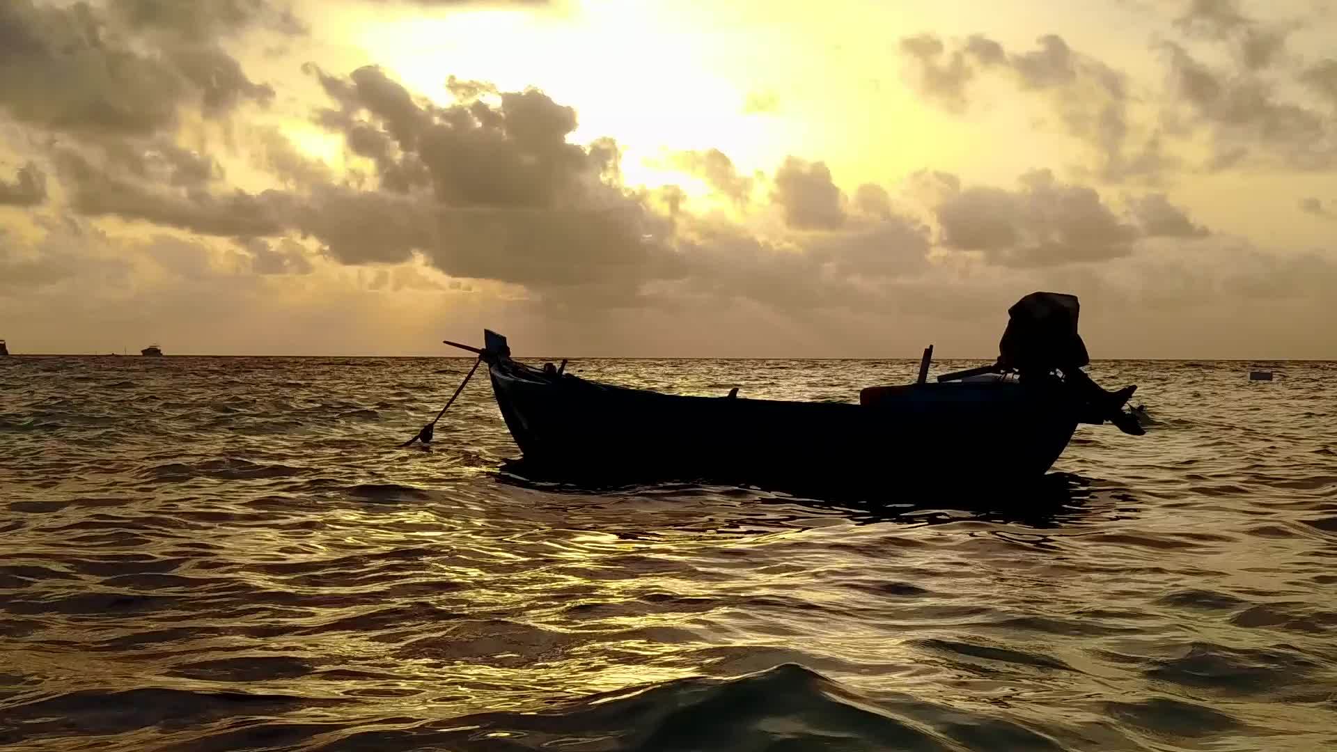 蓝海中的清晨度假胜地阳光下有白色的沙子背景视频的预览图
