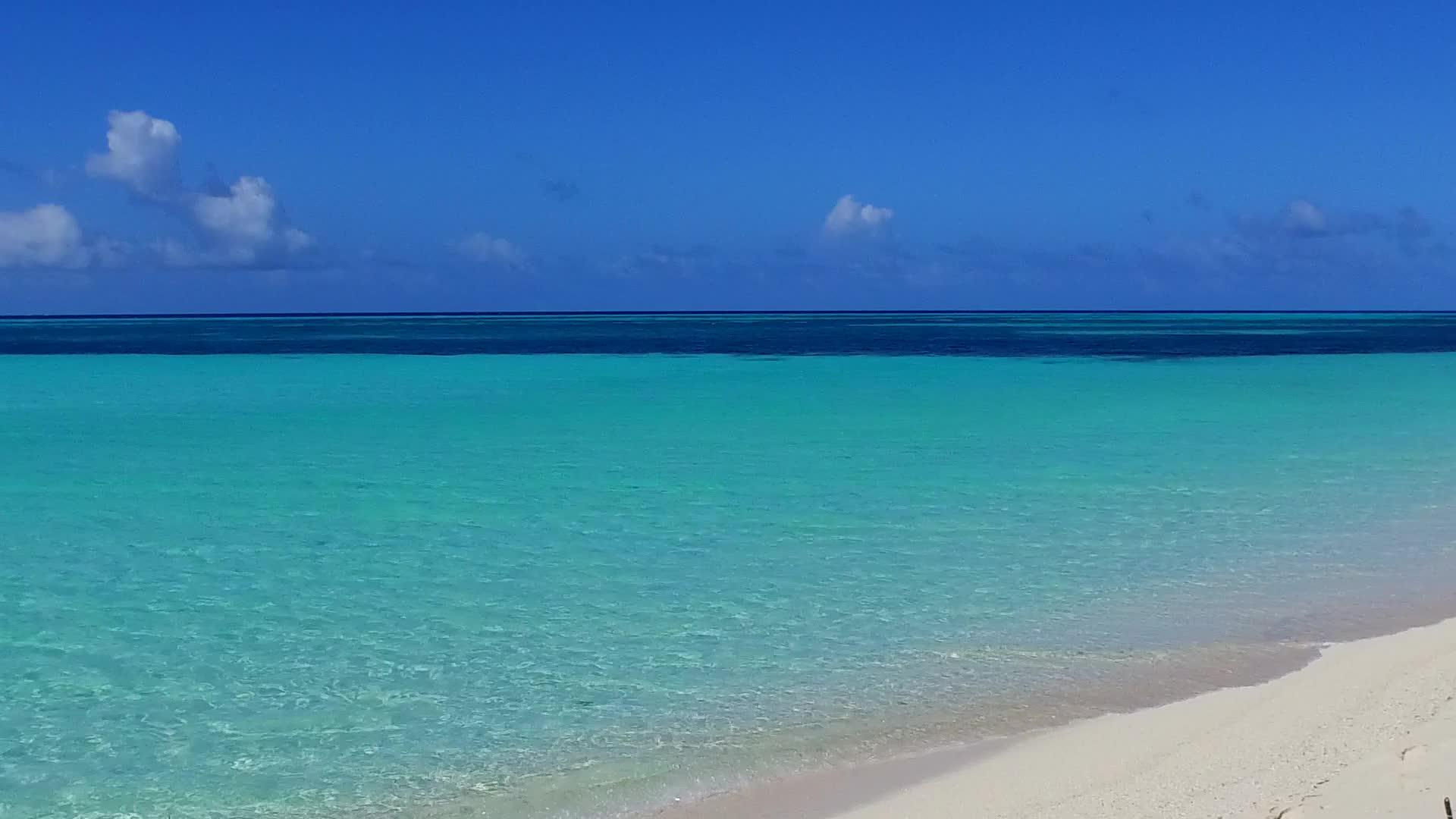 日落前蓝色海洋和浅沙背景明亮的蓝色海滨穿过天堂湾海滩假日视频的预览图