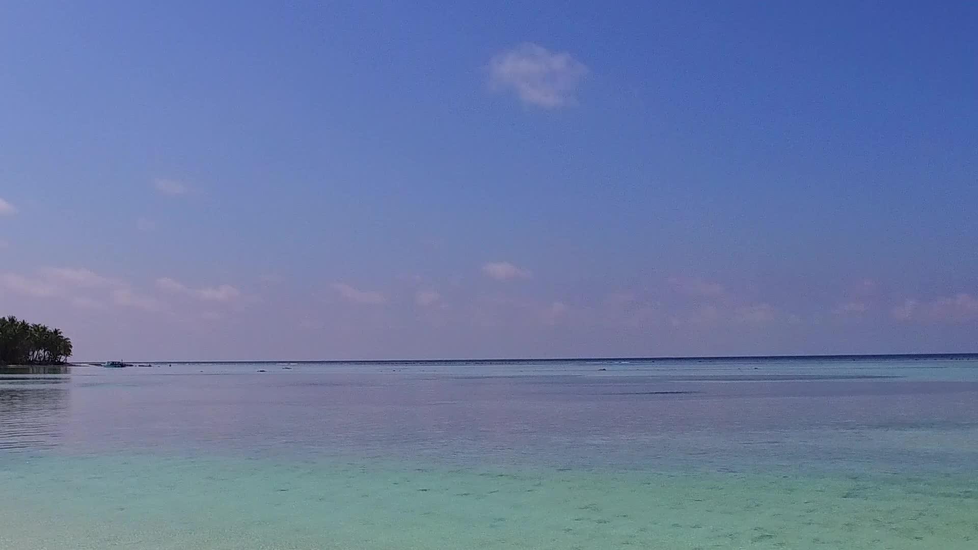 岛屿海滩度假的宽角纹理在海浪附近有透明的水和白色的海滩视频的预览图