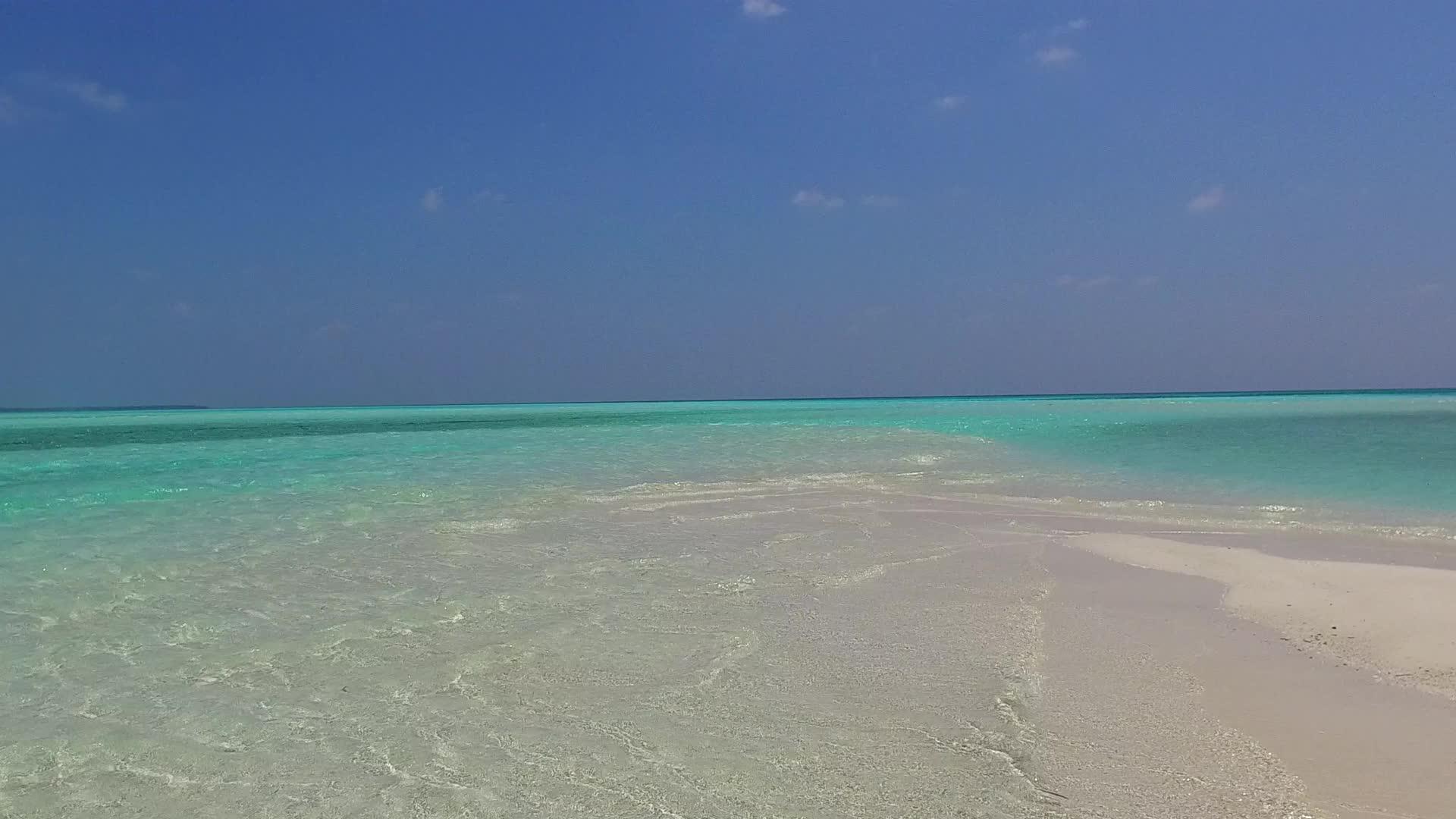 海滨海滩假日阳光明媚的海景蓝海和沙巴岛附近的白色海滩背景视频的预览图