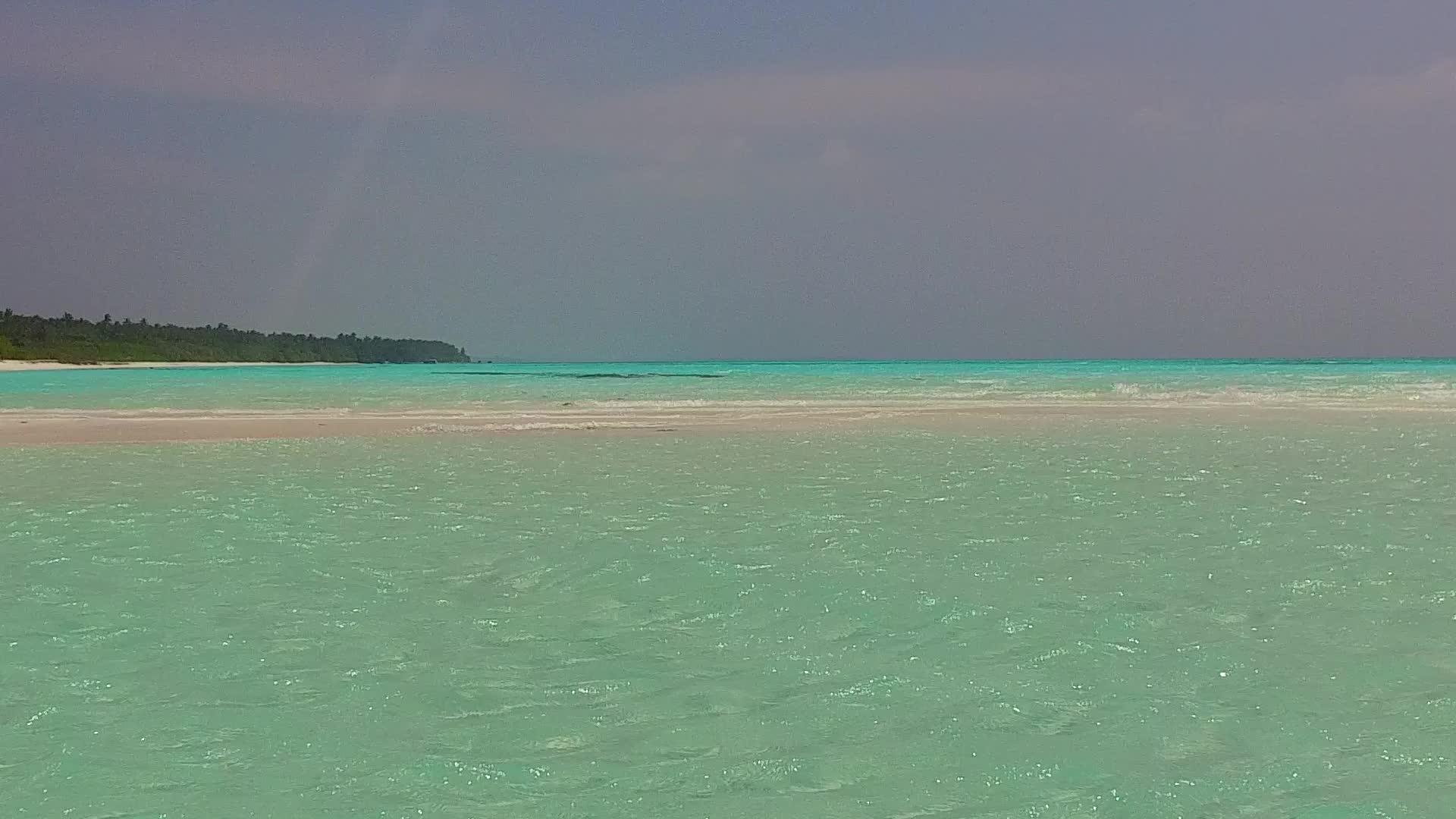 日出后的白沙背景蓝绿色海洋热带海滩之旅视频的预览图