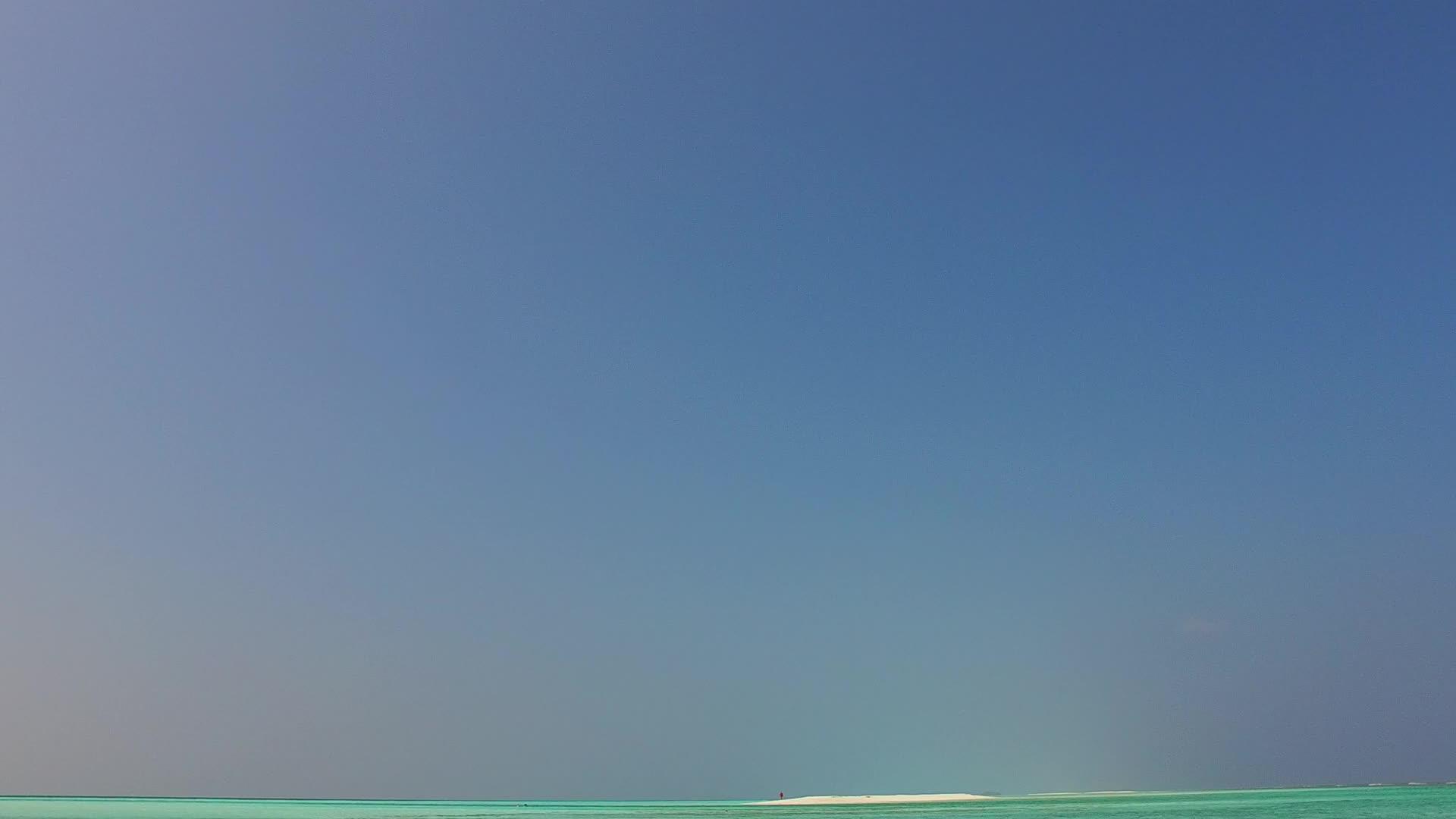 美丽的度假胜地海滩上空荡荡的海景是蓝色的泻湖和海浪附近的海浪视频的预览图