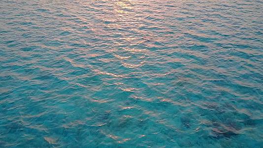 白色的沙底蓝水在暗礁附近的蓝色水面上流淌着白色的沙底视频的预览图