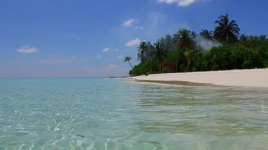 热带旅游以阳光中的白色沙滩为背景以蓝色和绿色的大海为照明区视频的预览图