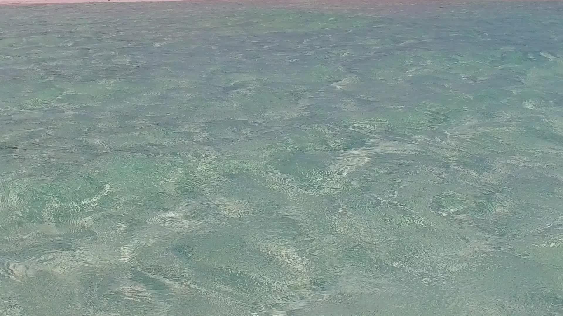 沿着浅海旅行在度假胜地附近有一个白色的沙滩背景视频的预览图