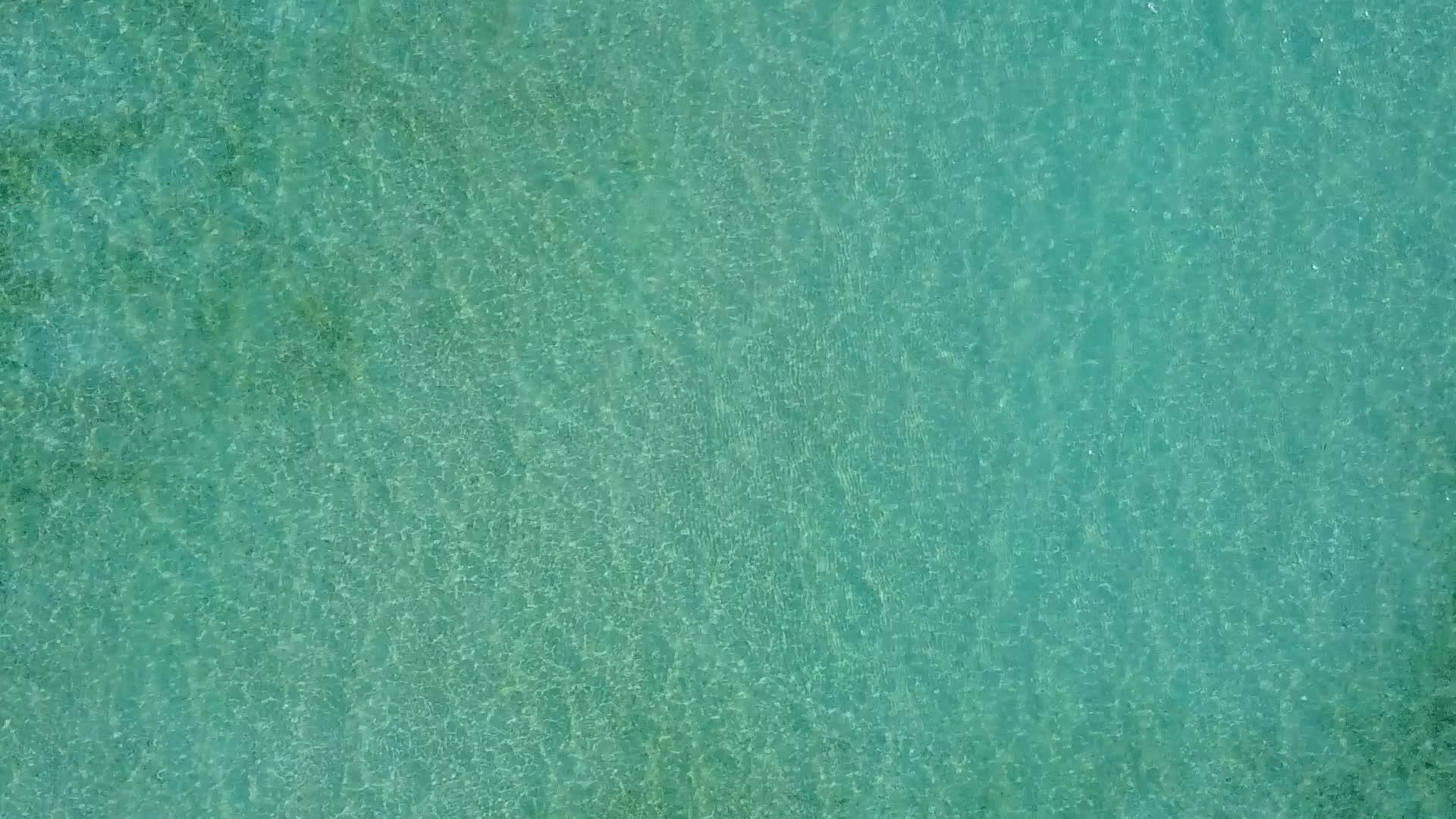 完美的海岸在透明的海洋中海滩附近有白色的沙滩背景视频的预览图