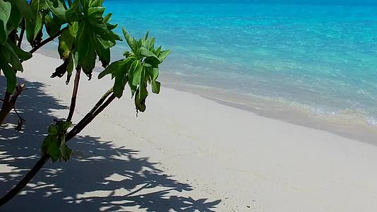 浅蓝色海水在沙洲附近的白沙背景享受豪华海湾海滩时光视频的预览图
