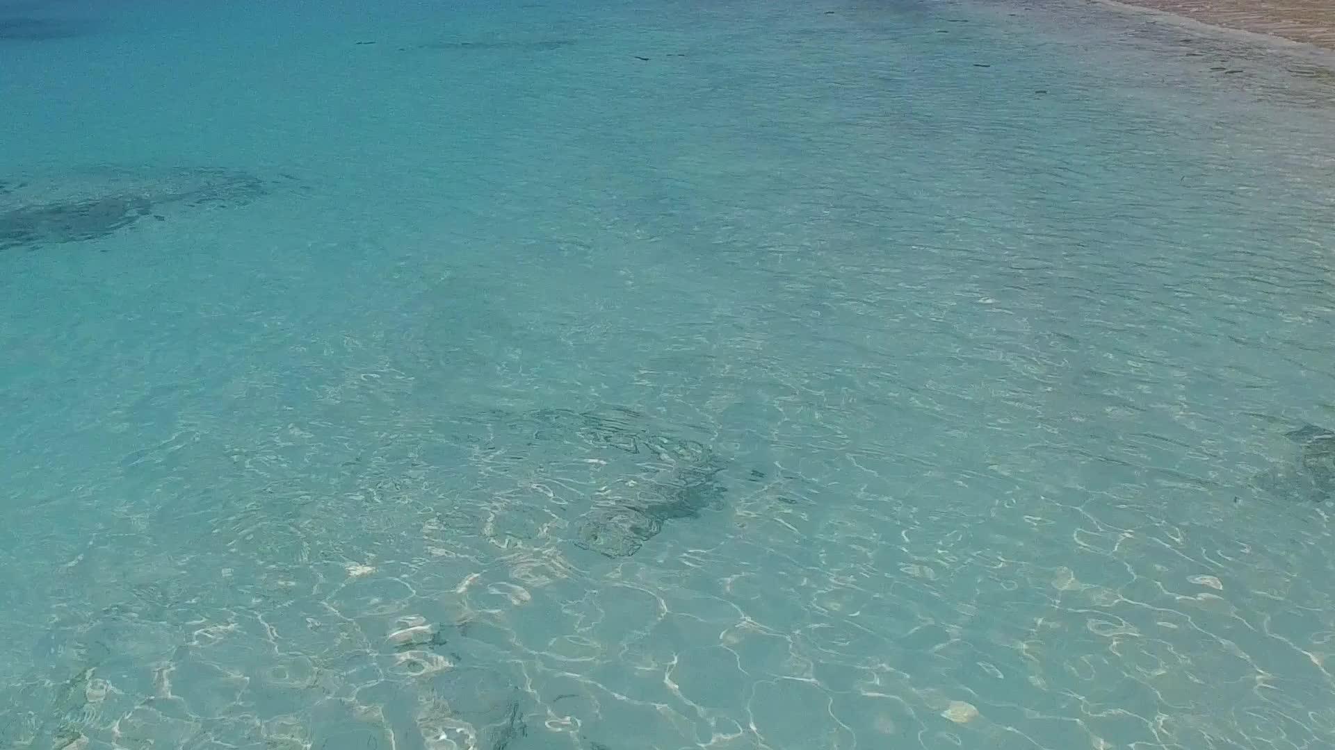 以浅海和沙滩附近的白沙背景的浅海为例模拟安静的环礁视频的预览图