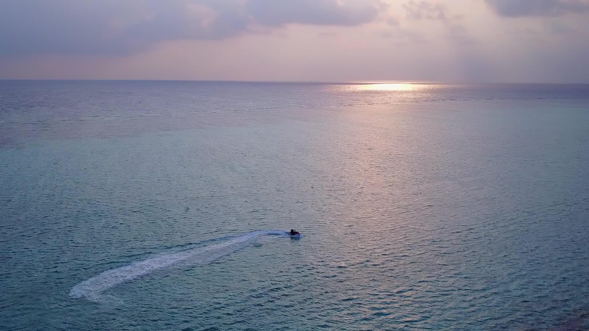 在阳光明媚的天空中完美的度假海滩在珊瑚礁附近航行视频的预览图