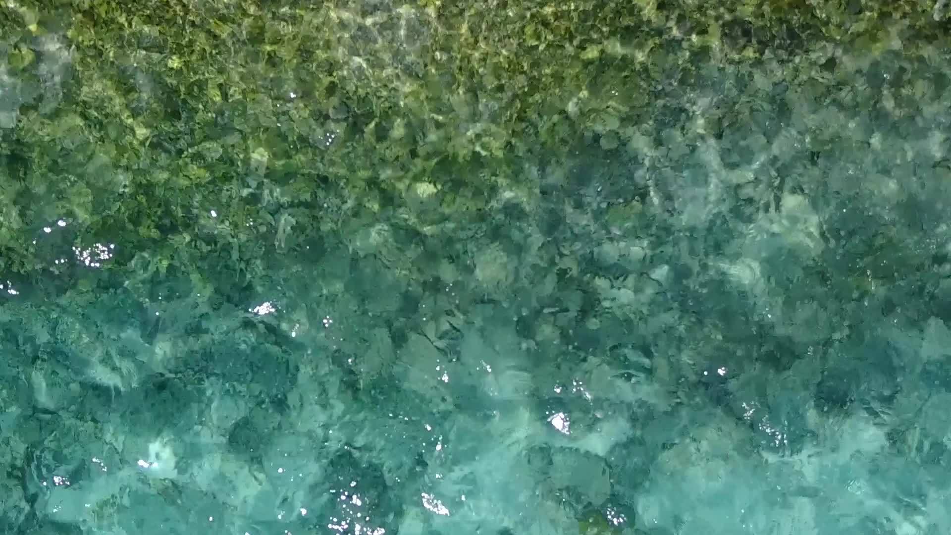 日落前有一个蓝色的环礁湖白色的沙子背景在宁凉湾海滩上度假视频的预览图
