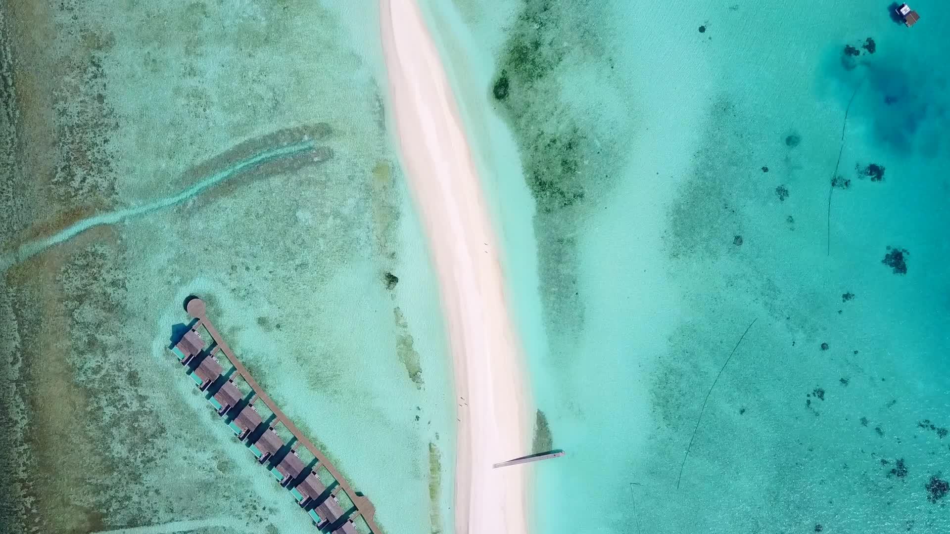 以蓝环礁为例蓝环礁湖附近有一个白色的海滩背景视频的预览图