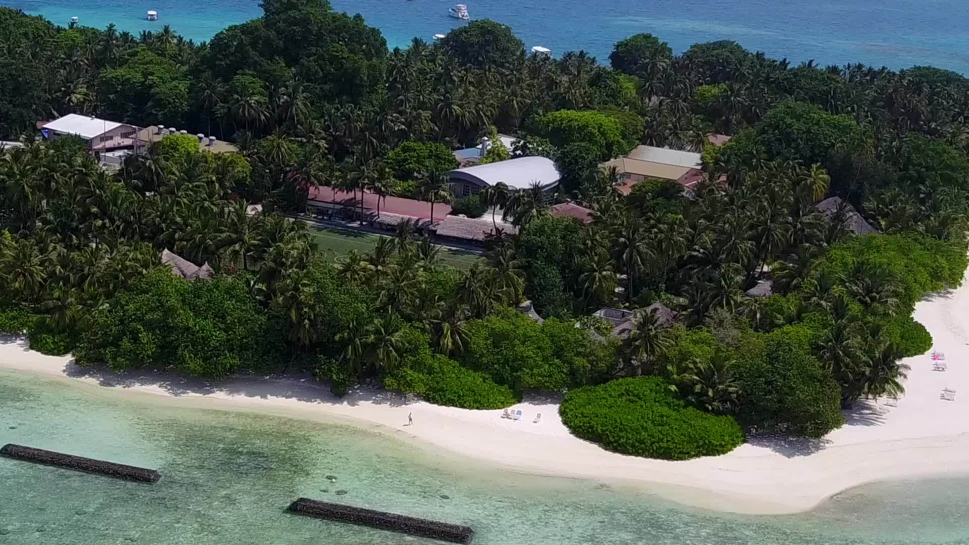 蓝绿环礁湖阳光明媚轻松的岛屿海滩风景视频的预览图