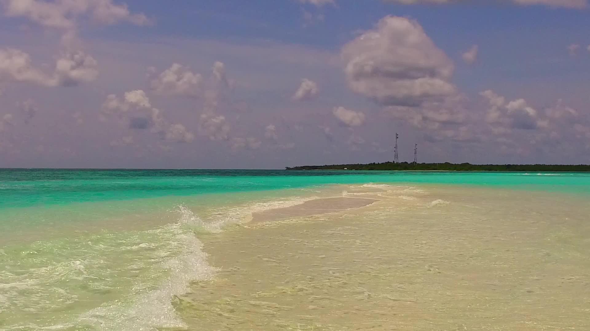 日出后热带环礁湖海滩在蓝色海滩上以白色海滩为背景视频的预览图