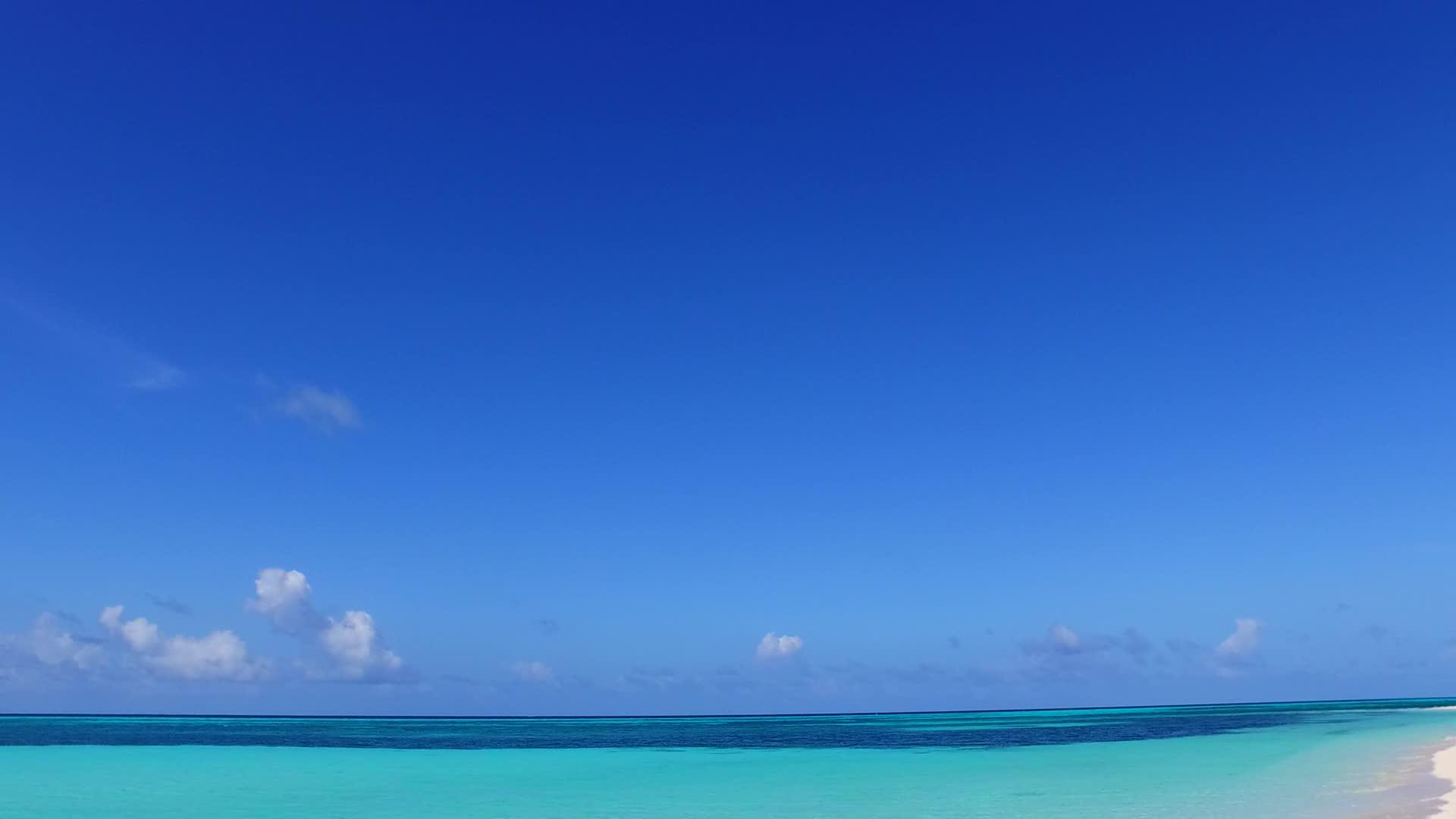 以珊瑚礁附近有白色沙子背景的清环礁湖为例视频的预览图