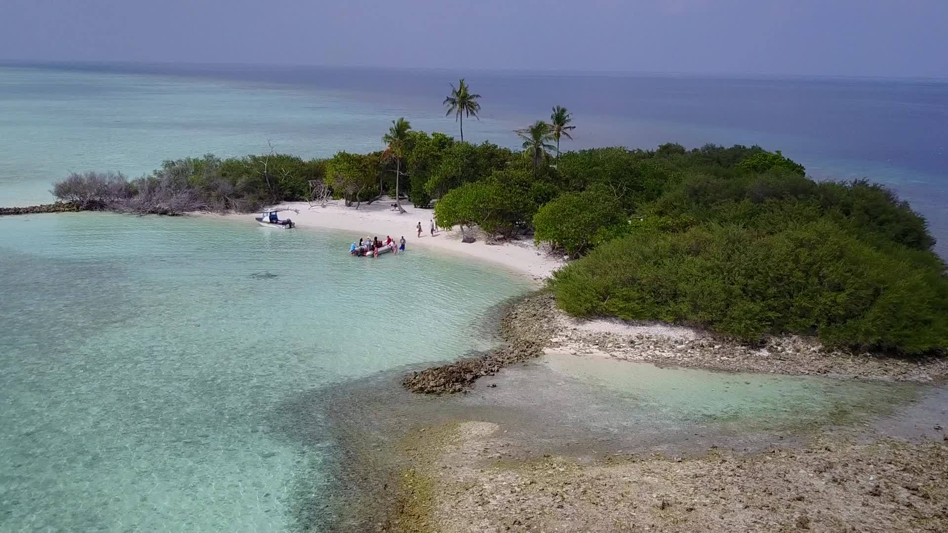 美丽的岛屿是用透明的海洋和沙洲附近明亮的沙质背景复制的视频的预览图
