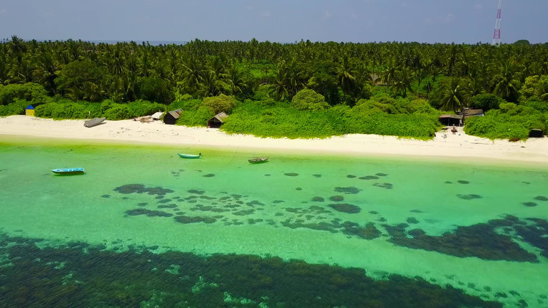 环礁湖周围的豪华海滩阳光明媚在透明的海洋中旅行视频的预览图
