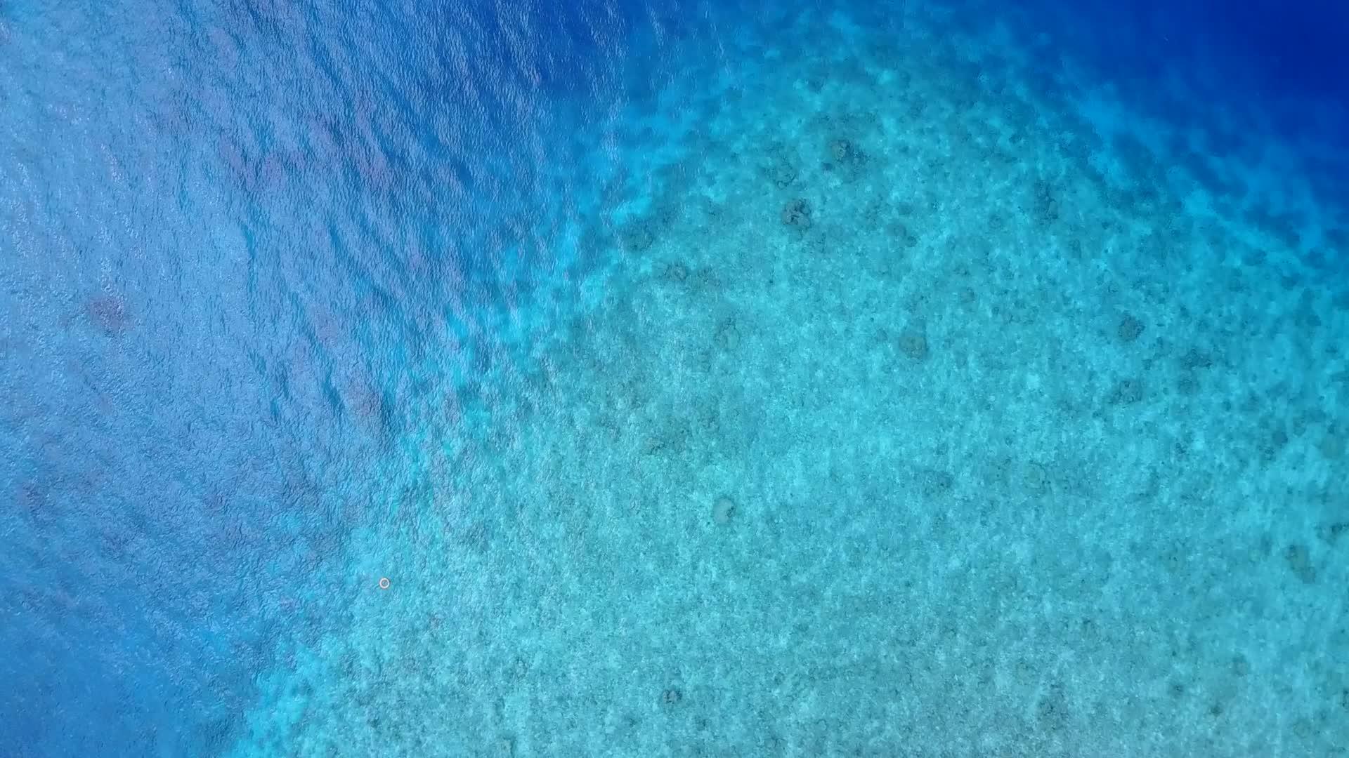 在浅水和阳光下白沙的背景是空的以放松环礁湖周围的海滩视频的预览图