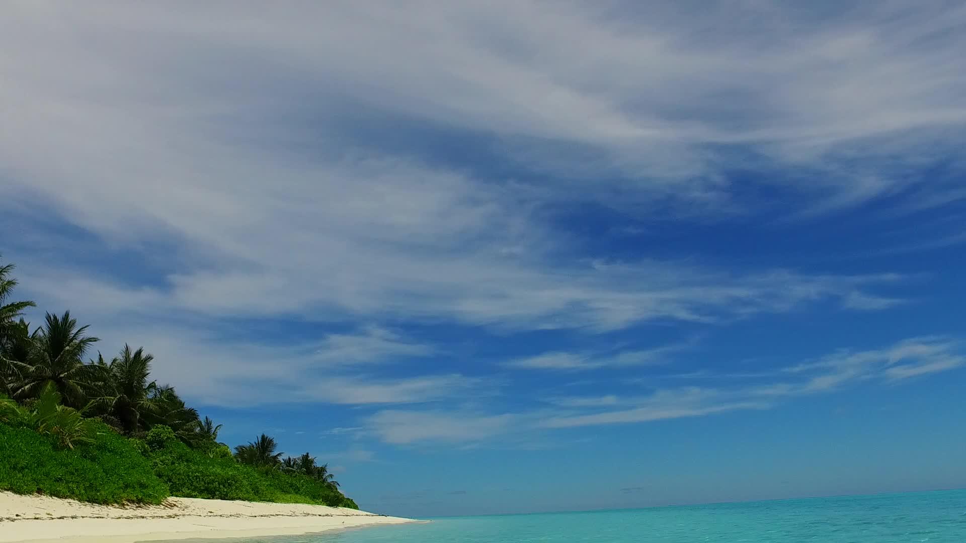 日出后热带海岸海滩通过蓝海和白色海滩航行视频的预览图