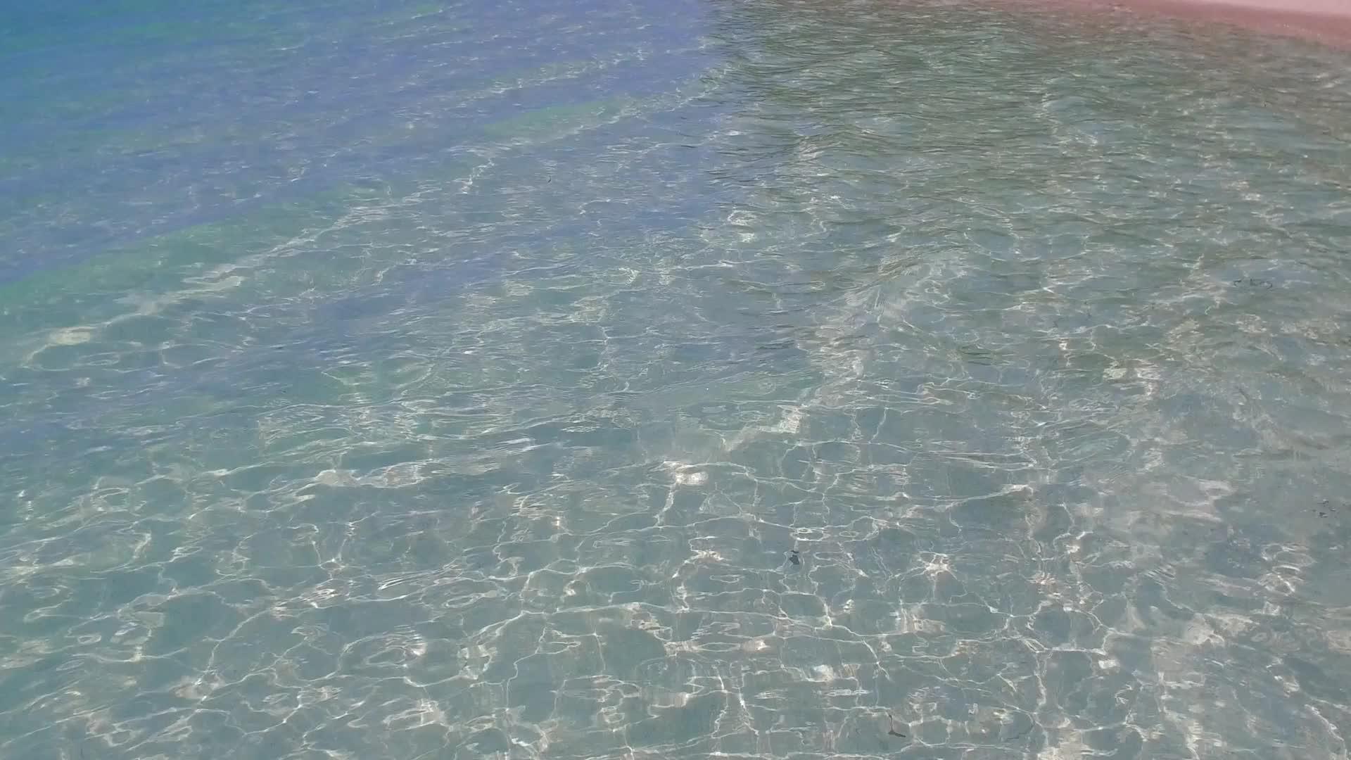 热带游客在海浪附近的蓝色海洋中有一个白色的沙沙背景视频的预览图