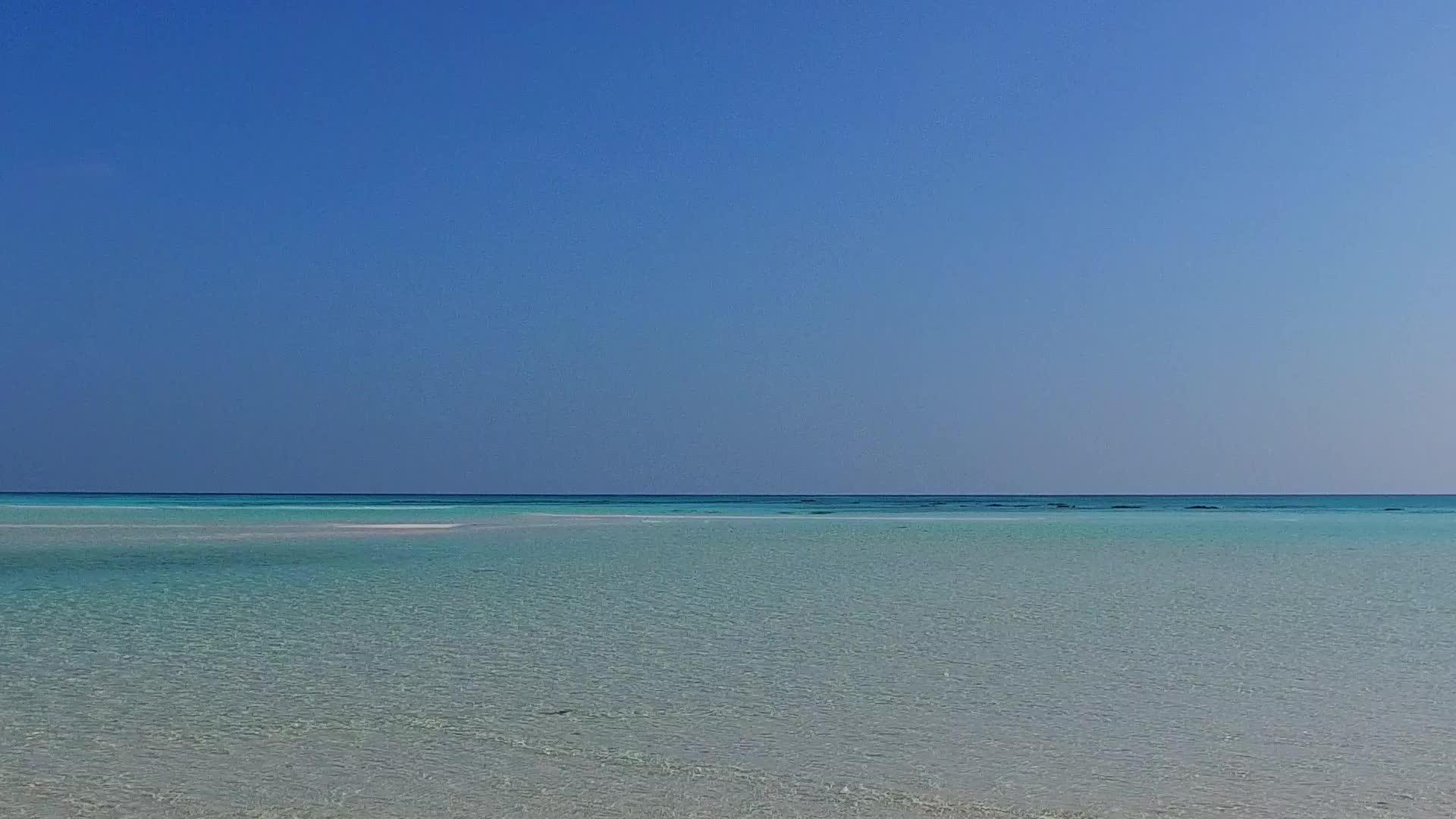 热带旅游游客海滩位于沙巴附近的透明海面上背景为白色沙滩视频的预览图