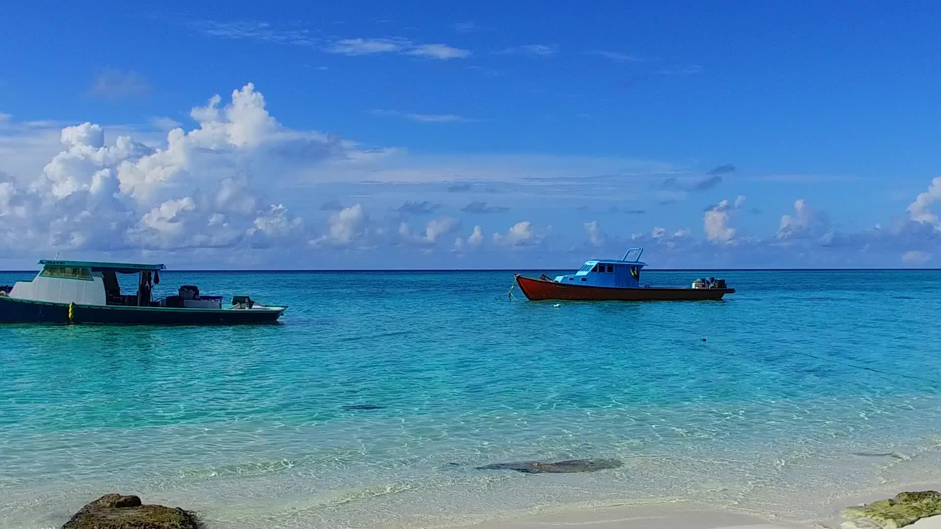 热带海湾海滩时间的浪漫风景在蓝色海滩沙巴附近有干净的风景视频的预览图