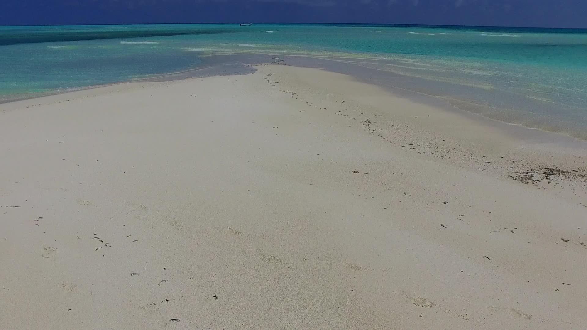 蓝松度假胜地海滩时间在蓝海和海滩附近的白沙沙地背景视频的预览图