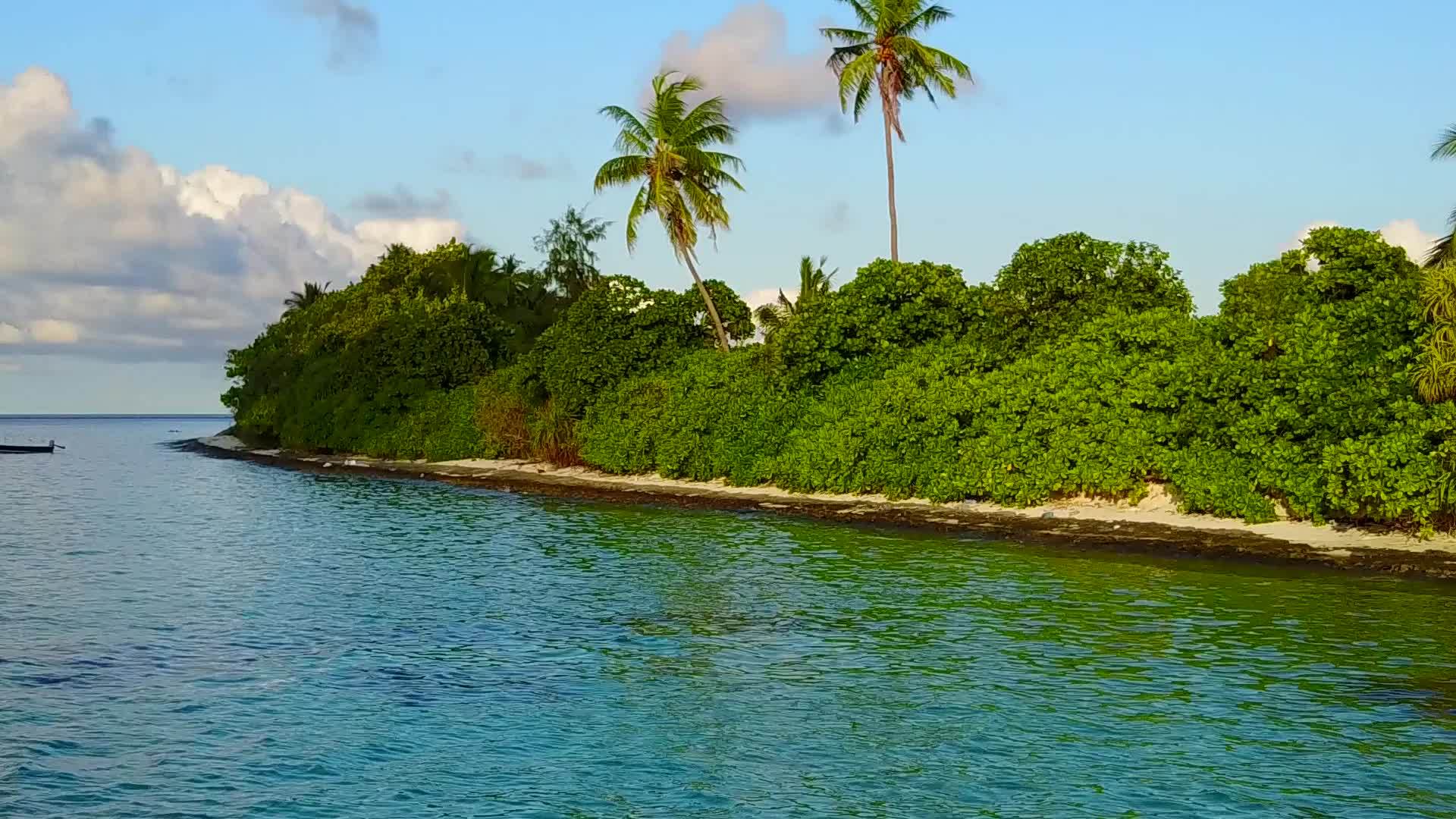 蓝色的海洋和美丽的岛屿海滩日落前的白色海滩度假的浪漫视频的预览图
