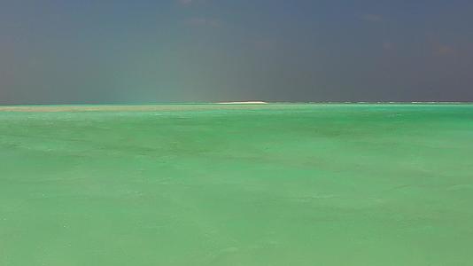在沙巴附近的浅海和白色下在沙巴附近的白色沙滩上旅游视频的预览图