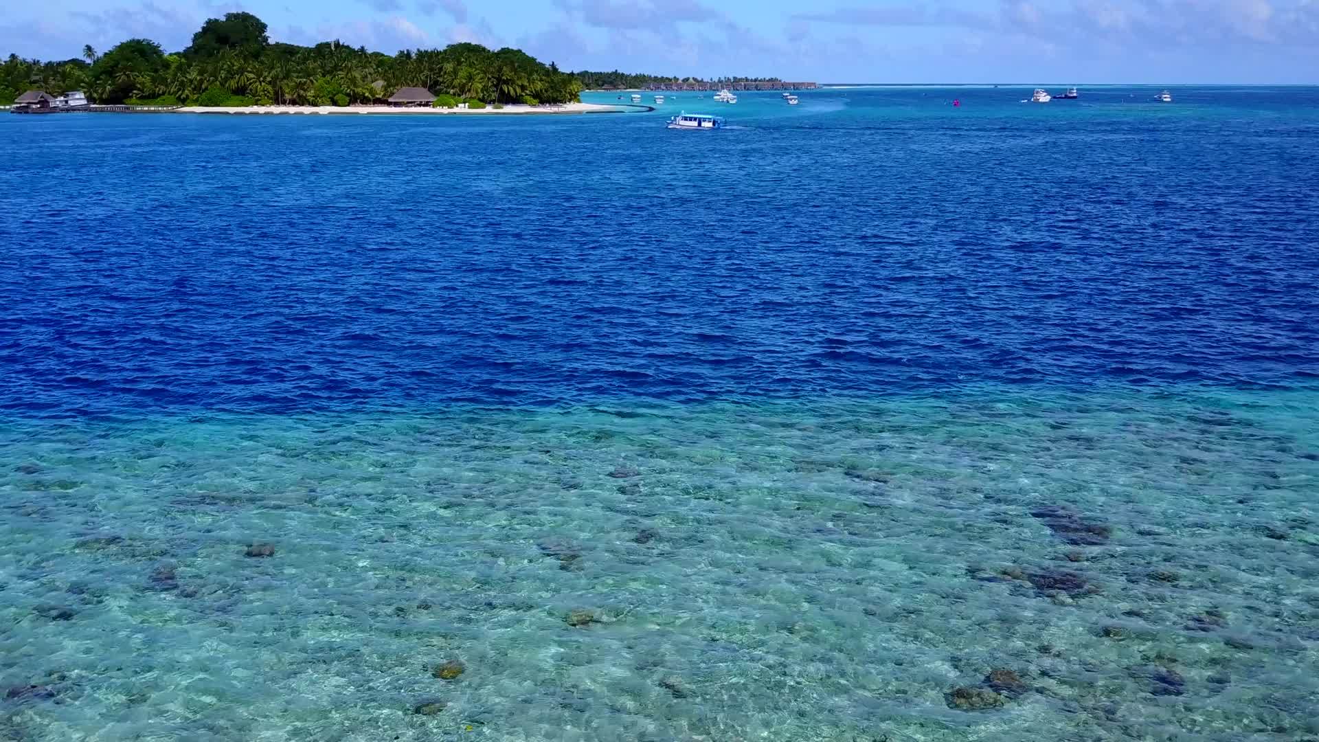 天堂海滨海滩沿着蓝海航行阳光下清洁海滩背景视频的预览图