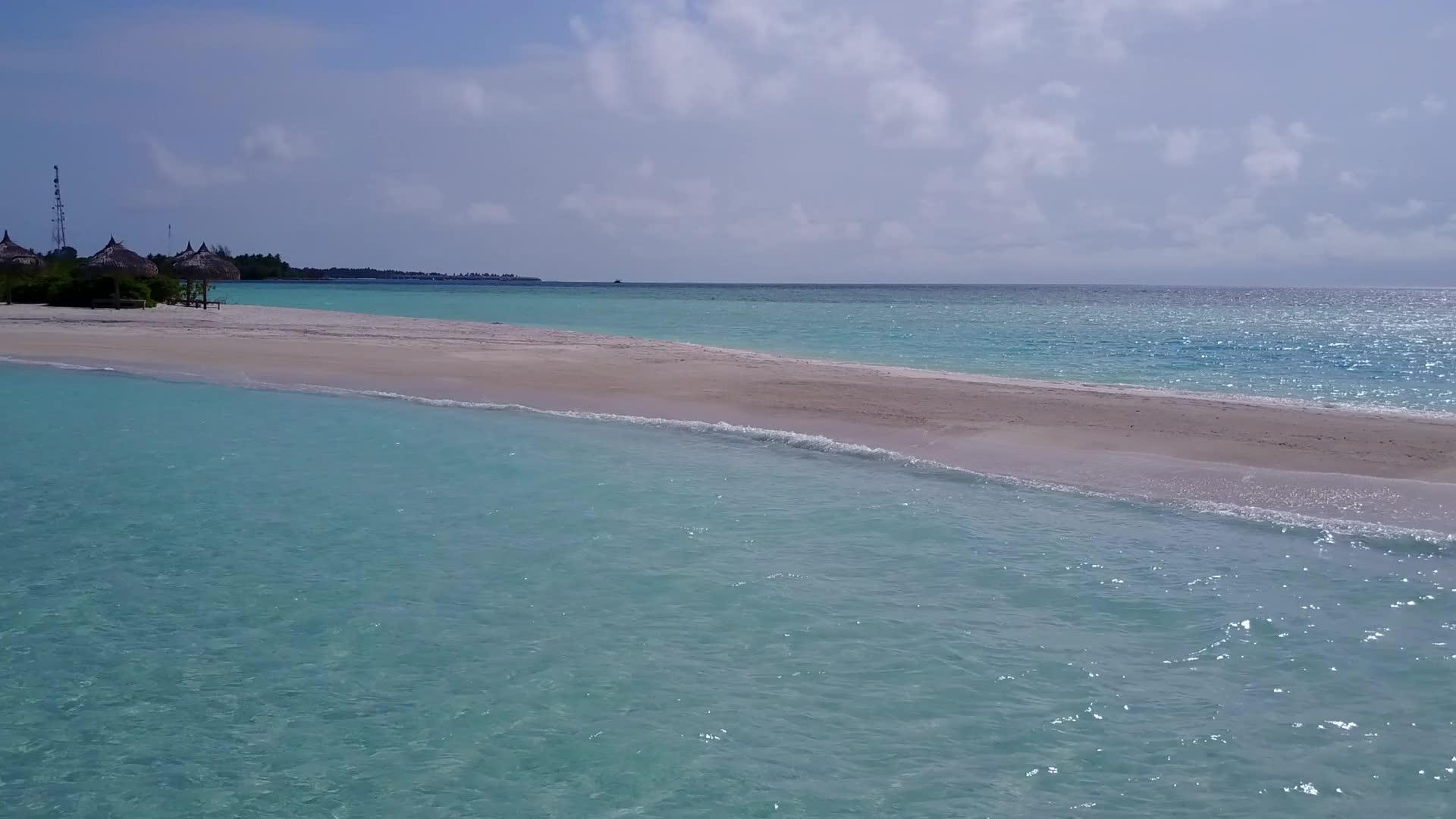 以透明环礁湖为例海浪附近有干净的沙土背景b视频的预览图