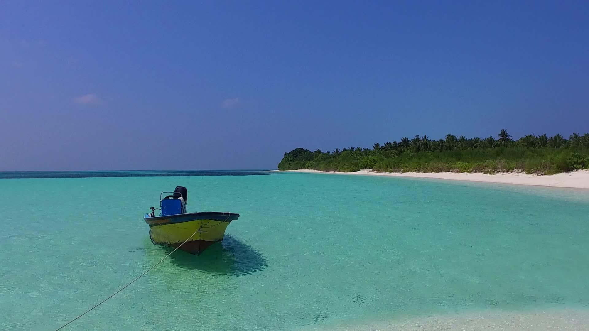 靠近波浪的白沙背景浅海完美海湾海滩之旅的阳光纹理视频的预览图