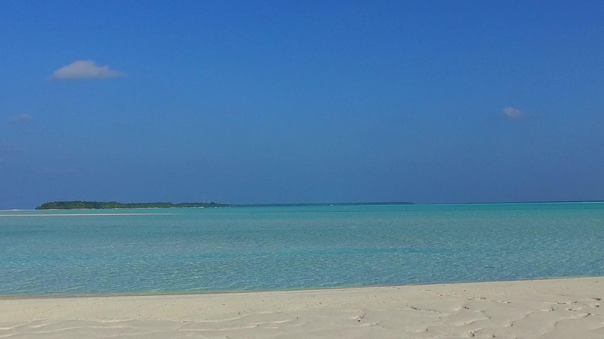 清澈的蓝水和接近冲浪的白色沙沙背景的海滨度假胜地视频的预览图